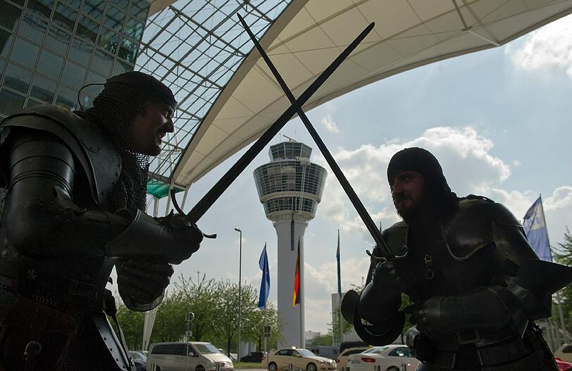 Schwarze Ritter am Münchner Flughafen - die witzige Werbe-Aktion für das Kaltenberger Ritterturnier