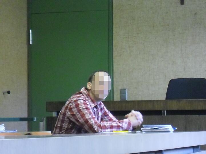 Der arbeitslose Bauarbeiter Alexandru M. (26) auf der Anklagebank vor dem Münchner Landgericht. Ihm wird räuberische Erpressung vorgeworfen.