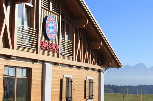 Der Fan-Shop steht am Irschenberg...