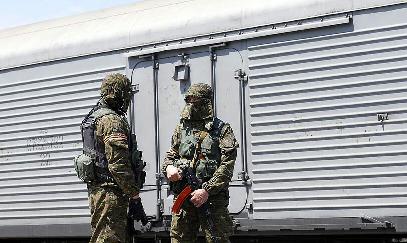 Experten der OSZE öffnen die Leichen-Waggons mit den Opfern der MH17-Boeing. Im Zug war das Kühlsystem ausgefallen - der Leichengeruch hatte sich intensiviert.