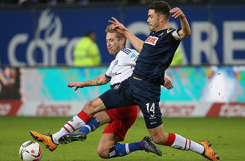 Hamburgs Lewis Holtby und Kölns Jonas Hector (rechts) kämpfen um den Ball.