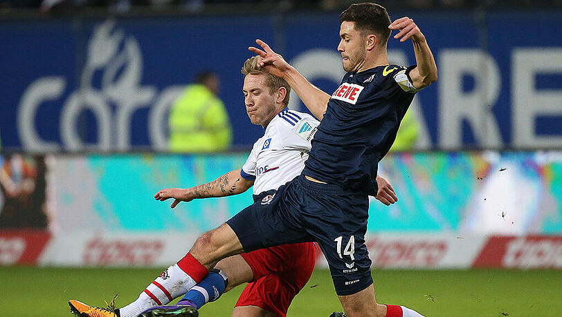 Hamburgs Lewis Holtby und Kölns Jonas Hector (rechts) kämpfen um den Ball. Hamburgs Lewis Holtby und Kölns Jonas Hector (rechts) kämpfen um den Ball.