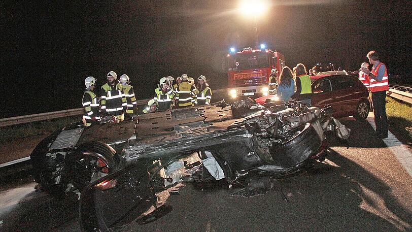 Der Porsche ist nur noch ein Wrack. Das Auto hat sich auf der A8 bei Felden auf regennasser Fahrbahn mehrfach überschlagen.
