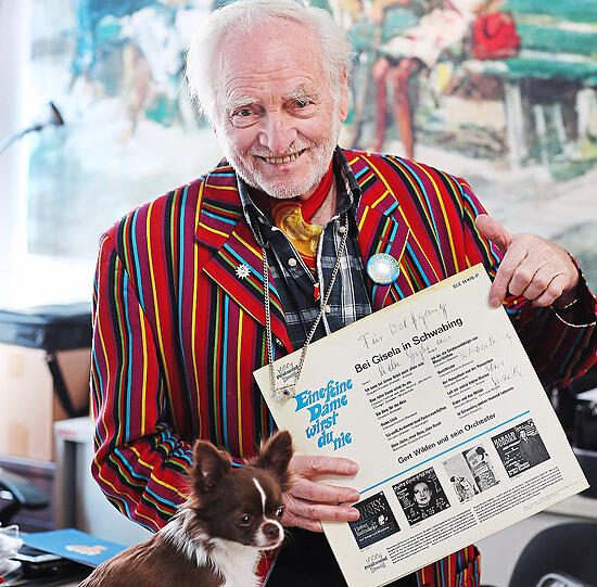 Der Altschwabinger Wolfgang Roucka in seiner Galerie mit Hund Schwabinchen und einer signierten Platte der Gisela.