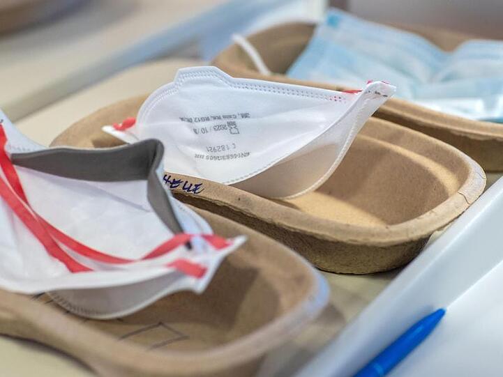 Mundschutz liegt auf einem Tisch im Krankenhaus. Foto: Jens Büttner/dpa-Zentralbild/dpa/Symbolbild