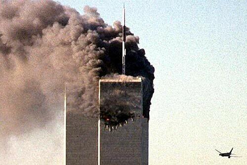 Unglaubliches Bild: Ein Flugzeug kracht ins WTC