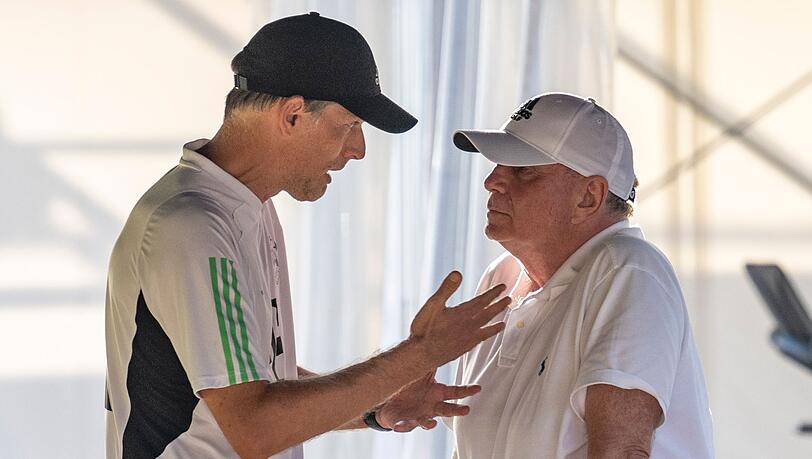 Bayerns Trainer Thomas Tuchel (l) spricht mit Ehrenpräsident Uli Hoeneß.
