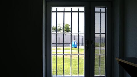 Blick durch ein vergittertes Fenster aus einer Einzelzelle der JVA Augsburg-Gablingen.