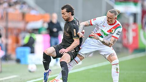 Augsburg Marius Wolf (r) nimmt dem Gladbacher Joe Scally den Ball ab.