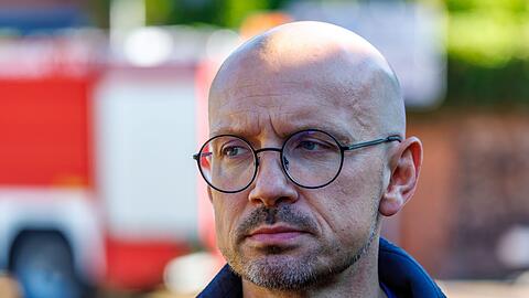 Stefan Sternberg (SPD), Landrat des Kreises Ludwigslust-Parchim, k&uuml;ndigte ein Notdach f&uuml;r die Klinik innerhalb von 24 Stunden an.