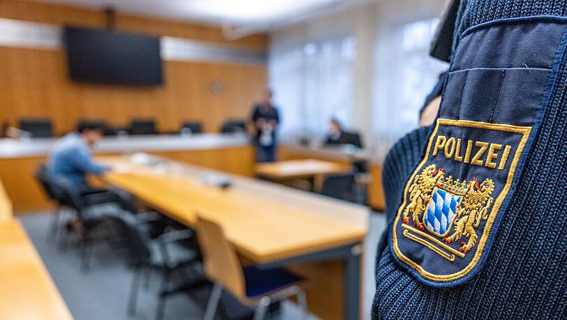 Die sogenannten Vorführdienste bei der Justiz sorgen für viele Einsatzstunden der Polizisten in Gerichtssälen. (Archivbild) Die sogenannten Vorführdienste bei der Justiz sorgen für viele Einsatzstunden der Polizisten in Gerichtssälen. (Archivbild)