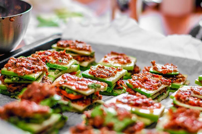 Nicht nur als typisches Familienessen, sondern auch als Fingerfood auf einer Party lässt sich eine Lasagne zubereiten. Dafür wird der Klassiker portionsweise gebacken. Auch vegane Lasagne-Snacks lassen sich aus Zucchini- oder Auberginen-Scheiben zaubern, mit Tomatensauce, Kapern, Oliven und wahlweise mit Feta-Käse belegt und mit etwas Olivenöl beträufelt für etwa 40 Minuten bei 180 Grad im Ofen knusprig gebacken. Nicht nur als typisches Familienessen, sondern auch als Fingerfood auf einer Party lässt sich eine Lasagne zubereiten. Dafür wird der Klassiker portionsweise gebacken. Auch vegane Lasagne-Snacks lassen sich aus Zucchini- oder Auberginen-Scheiben zaubern, mit Tomatensauce, Kapern, Oliven und wahlweise mit Feta-Käse belegt und mit etwas Olivenöl beträufelt für etwa 40 Minuten bei 180 Grad im Ofen knusprig gebacken.