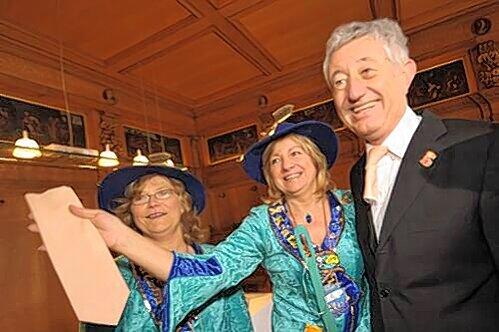Die "Kratzbärscht'n" präsentieren ihre Trophäe: Horst Förthers Krawatte.