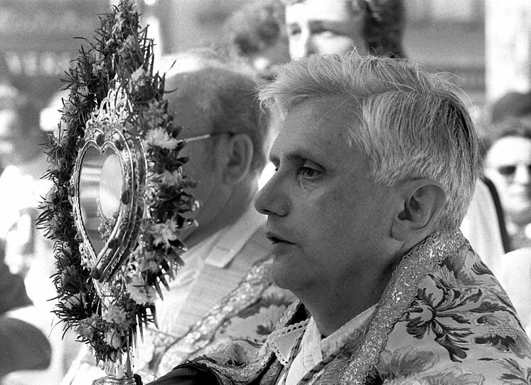 Joseph Ratzinger, neuer Erzbischof von München und Freising, trägt während der Fronleichnamsprozession am 09.06.1977 in der Münchner Innenstadt die Monstranz.