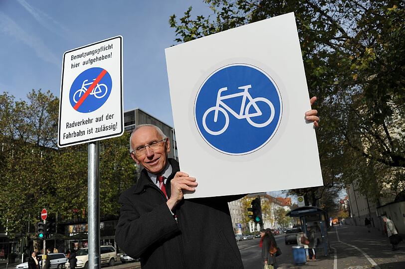 Ein Foto vom November &rsquo;12: In der Goethestraße hat das Radlschild, das KVR-Chef Wilfried Blume-Beyerle hält, ausgedient.