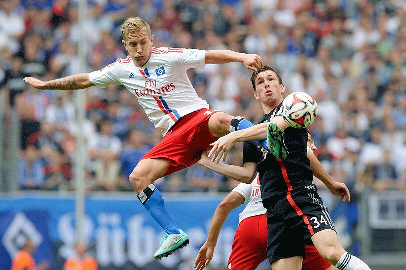 PIERRE-EMILIE HÖJBJERG: NOTE 5.
Die nächste Rotationsstufe: Der Däne vertrat Top-Transfer Alonso. Ein braver, vorsichtiger Auftritt, ohne Zug und Drang. Ohne Alonso fehlte Bayern die absolute Mittelfeld-Hoheit, die rechte Kompetenz. Daher der Wechsel in der 53. Minute. Kurios: Sah Gelb auf der Ersatzbank (lief aufs Feld).