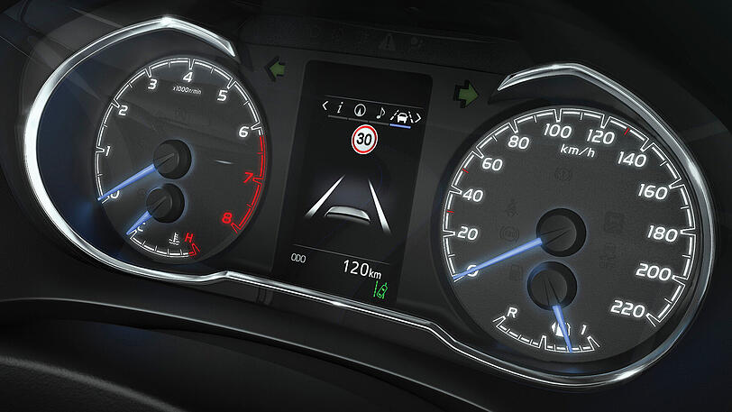 Das Info-Display zwischen den Rundinstrumenten zeigt unter anderem die erlaubte Geschwindigkeit an. Der Fahrer kann es an seine Bedürfnisse anpassen.