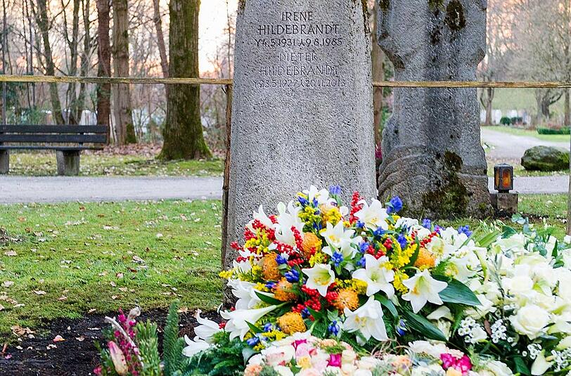 Archivbild: Das Grab von Dieter Hildebrandt auf dem Neuen Südfriedhof in München