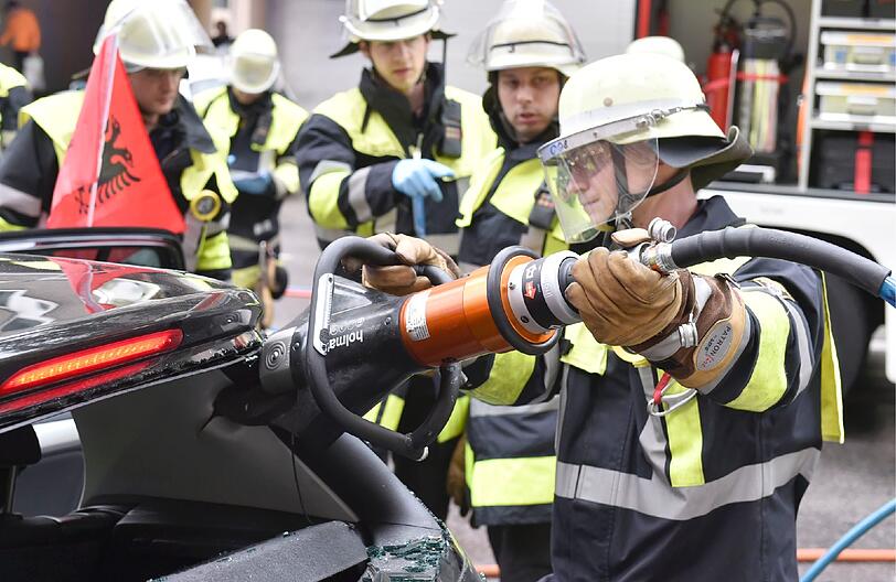 Vollsperrung auf der Lindwurmstraße: Die Bilder vom Rettungseinsatz der Feuerwehr.