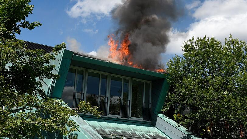 Die Feuerwehr hatte die Flammen nach über zwei Stunden gelöscht.