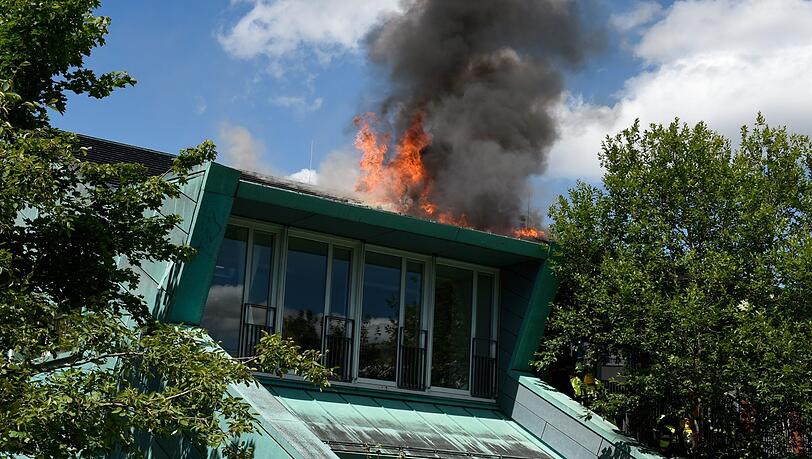 Die Feuerwehr hatte die Flammen nach über zwei Stunden gelöscht. Die Feuerwehr hatte die Flammen nach über zwei Stunden gelöscht.