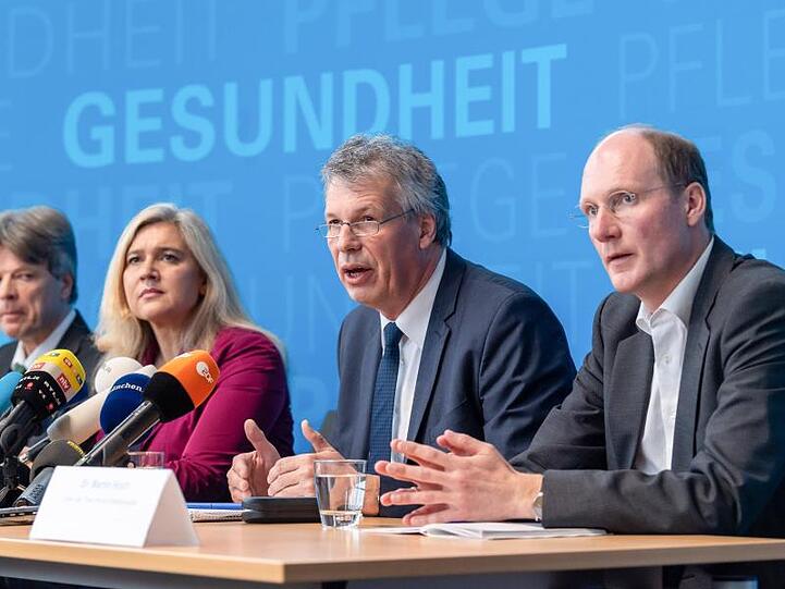 Jörg Säuberlich, Melanie Huml, Andreas Zapf und Martin Koch geben eine Pressekonferenz zum Coronavirus. Foto: Peter Kneffel/dpa/Archivbild