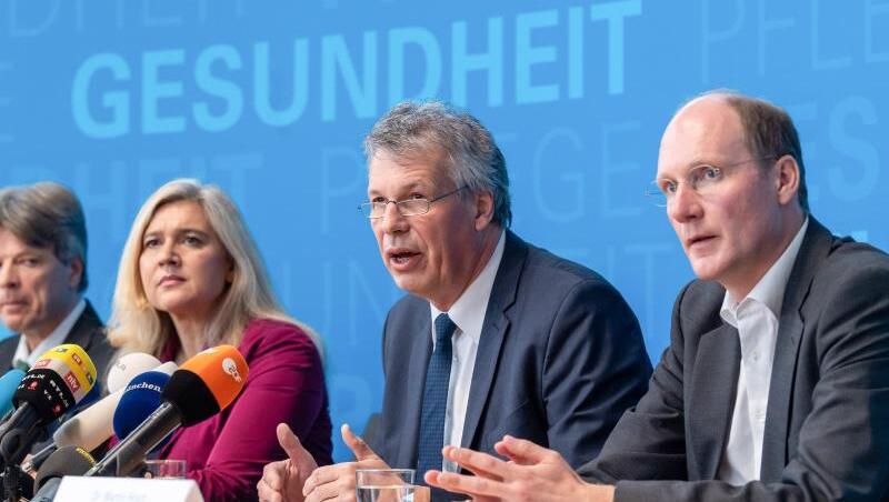 Jörg Säuberlich, Melanie Huml, Andreas Zapf und Martin Koch geben eine Pressekonferenz zum Coronavirus. Foto: Peter Kneffel/dpa/Archivbild Jörg Säuberlich, Melanie Huml, Andreas Zapf und Martin Koch geben eine Pressekonferenz zum Coronavirus. Foto: Peter Kneffel/dpa/Archivbild