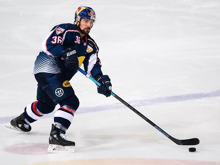 Yannic Seidenberg von München spielt den Puck. Foto: Matthias Balk/Archiv