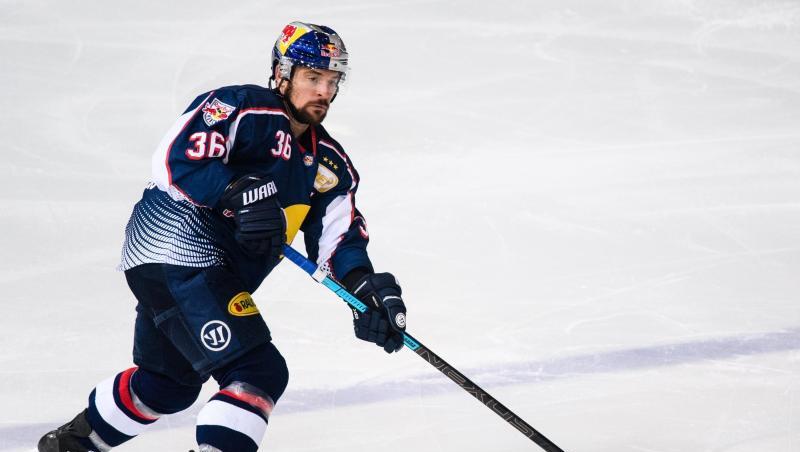 Yannic Seidenberg von München spielt den Puck. Foto: Matthias Balk/Archiv Yannic Seidenberg von München spielt den Puck. Foto: Matthias Balk/Archiv