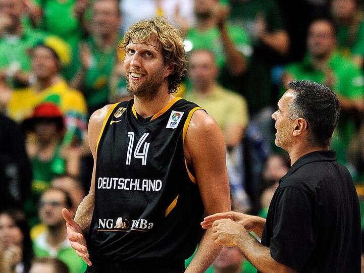 Auch als deutscher Nationalspieler hat Dirk Nowitzki (l) Erfolge gefeiert. Foto (Archiv) Georgi Licovski/EPA/dpa
