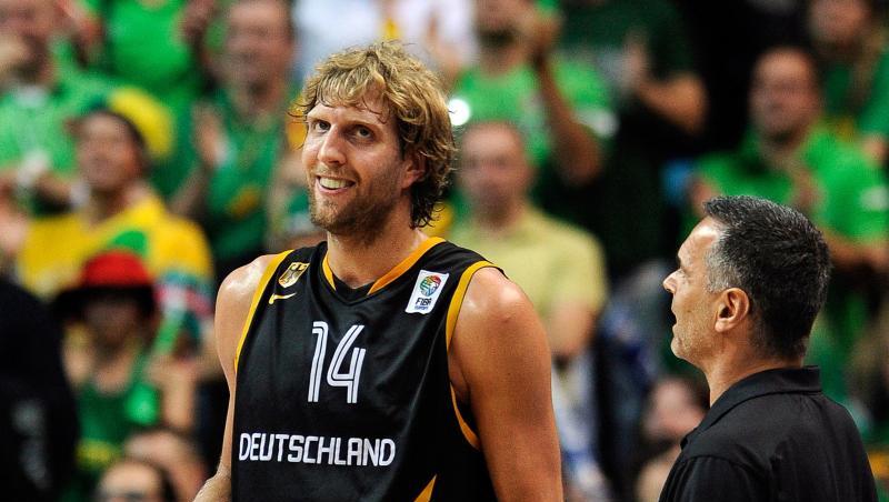 Auch als deutscher Nationalspieler hat Dirk Nowitzki (l) Erfolge gefeiert. Foto (Archiv) Georgi Licovski/EPA/dpa Auch als deutscher Nationalspieler hat Dirk Nowitzki (l) Erfolge gefeiert. Foto (Archiv) Georgi Licovski/EPA/dpa