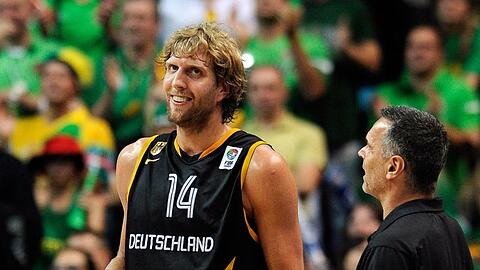 Auch als deutscher Nationalspieler hat Dirk Nowitzki (l) Erfolge gefeiert. Foto (Archiv) Georgi Licovski/EPA/dpa