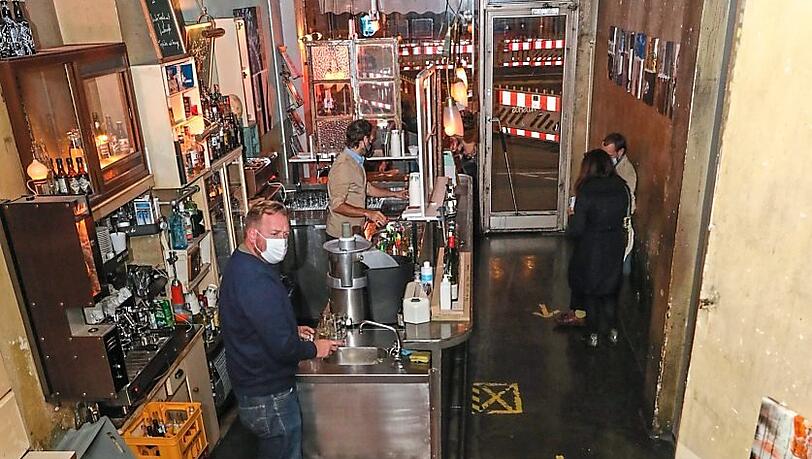 Abstand statt Party: Ein Blick ins Café Kosmos kurz vor dem Alkoholausschank-Schluss am Mittwoch. Abstand statt Party: Ein Blick ins Café Kosmos kurz vor dem Alkoholausschank-Schluss am Mittwoch.