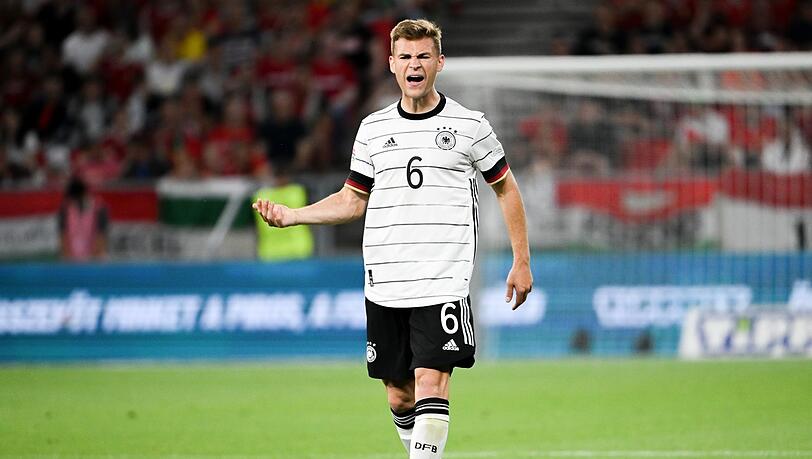 Joshua Kimmich feuert seine Mitspieler an.