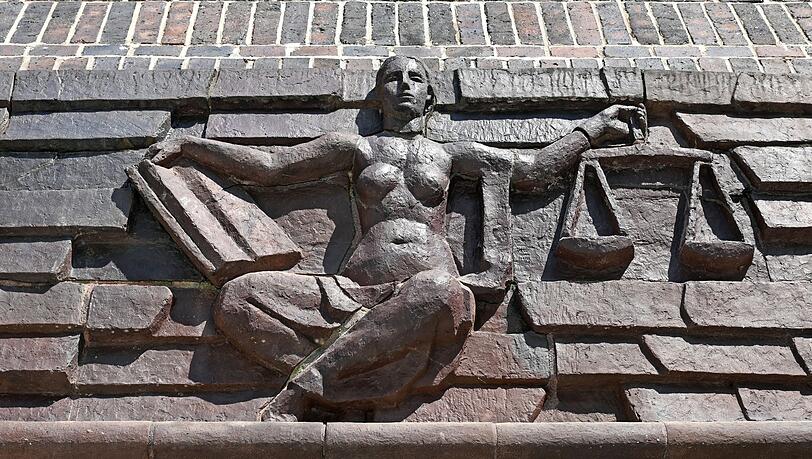 Die Staatsanwaltschaft München hat gegen mehrere Personen Verfahren wegen Millionenbetrugs mit Corona-Überbrückungshilfen eröffnet. (Symbolbild)