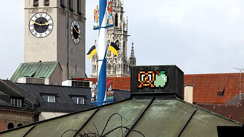Ein Kunstwerk des französischen Street Art-Künstlers "Invader" am Viktualienmarkt.