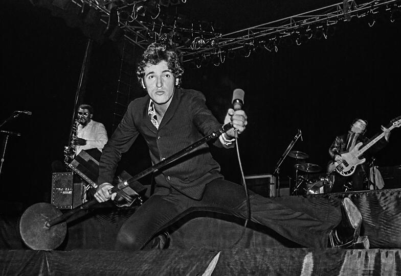Bruce Springsteen brachte in den Siebzigern eine unfassbare Show auf die Bühne. Das wird in dem Bildband spürbar, ohne dass man eine einzige Note hören muss.