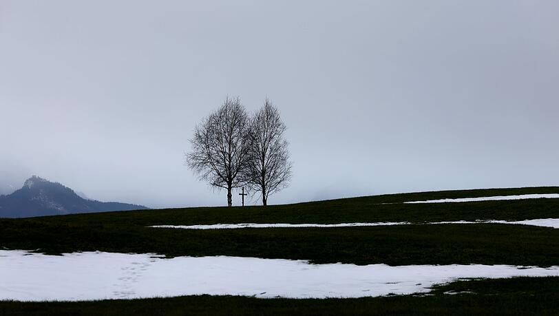 Das Wetter soll in den kommenden Tagen in Bayern mit Regen, Schneeschauern und Nebel eher ungemütlich werden.