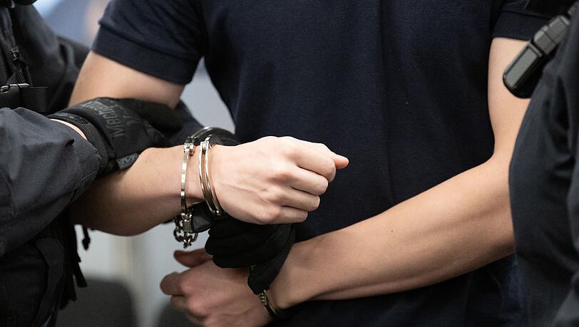 Am Oberlandesgericht Dresden m&uuml;ssen sich acht junge M&auml;nner aus der rechten Szene wegen Beteiligung an einer terroristischen Organisation verantworten.