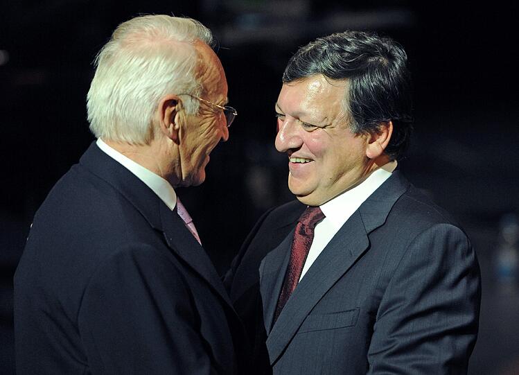 EU-Kommissionspräsident Jose Manuel Barroso (r.) herzt den Europäer Edmund Stoiber.