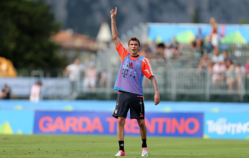 Eine Stunde und sechs Minuten trainieren die Bayern-Profis vor 1000 Fans im Stadio Comunale von Arco. Sieben Jugendspieler sind mit von der Partie - und ein Verletzter geht hervor: Trainer Jupp Heynckes zieht sich einen Faserriss zu.