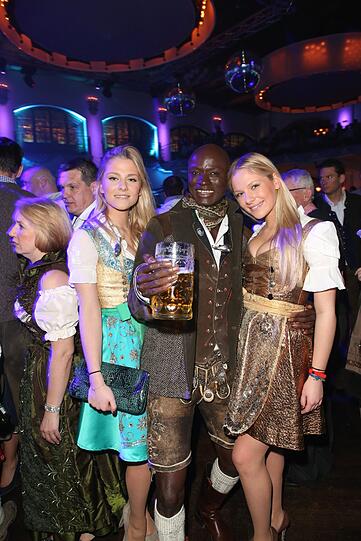 Auch dieses Jahr feierten 2.000 Gäste am Auftakt-Abend der Nacht der Tracht in Dirndl und Lederhosn ein rauschendes Fest im Löwenbräukeller! Bereits zum 12. Mal zapften die Veranstalter Wiesnwirt Christian Schottenhamel und Eventmanager Philip Greffenius beim traditionellen Anstich der Nacht der Tracht das erste Fass gekonnt mit nur zwei Schlägen an, und freuten sich über die gute Stimmung im Festsaal. Die Bilder!
