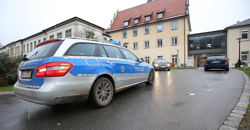 Polizeifahrzeuge stehen in Zwiefalten (Baden-Württemberg) vor dem Zentrum für Psychiatrie. In der Nacht sind dort drei Straftäter aus einer geschlossenen Abteilung ausgebrochen.