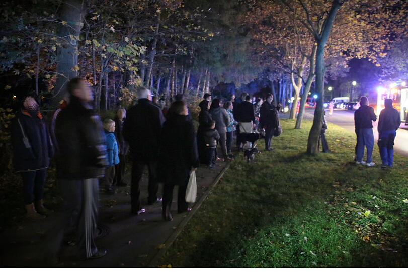 Die Küche verkohlte landete im Vorgarten. Die Bilder vom Feuerwehreinsatz in Waldkraiburg.