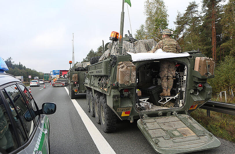 Auf der A6 bei Nürnberg kam es am Montagmorgen zu einem Unfall zwischen einem Lkw und mehreren Fahrzeugen der US Army.