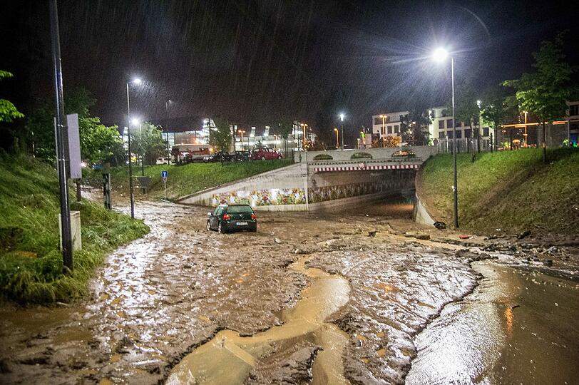 In der Nacht zum Montag hat es in Bayern und Baden-Württemberg schwerste Unwetter mit Überschwemmungen, Erdrutschen, Hagel und Sturm gegeben - die Bilder machen betroffen.