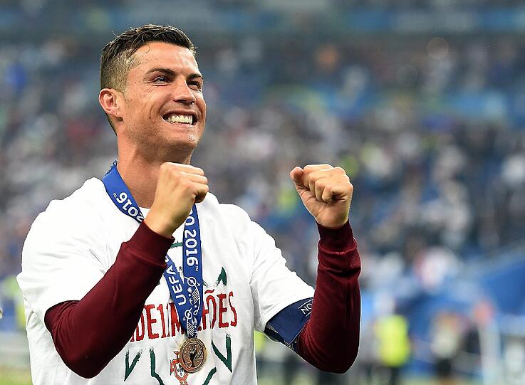 Das Ronaldo-Drama: Auf und Ab des portugiesischen Superstars im EM-Finale gegen Gastgeber Frankreich. Die einmaligen Bilder von Ronaldo, der von der tragischen Figur zum weltbesten Co-Trainer mutierte und dann zum großen Triumphator wurde.