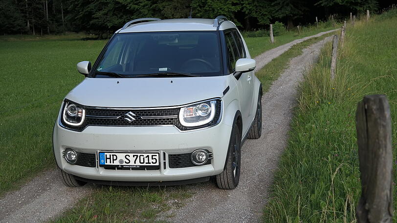 Der Suzuki Ignis ist dank Allrad und 18 Zentimeter Bodenfreiheit auch für kleine Ausflüge abseits geteerter Straßen geeignet.