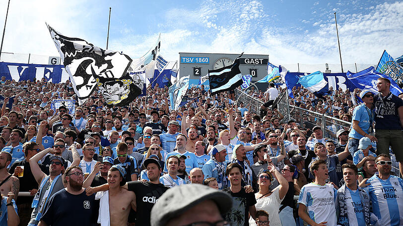 Bevor es gegen den 1. FC Saarbrücken in die Westkurve des Grünwalder Stadions geht, rufen die Ultras der "Münchner Löwen" zum Fanmarsch auf.