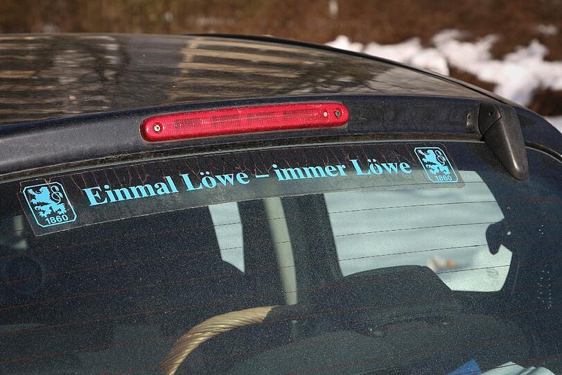 ..."Einmal Löwe - immer Löwe". Ein treuer Fans schmückt damit auch sein Auto.